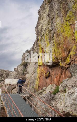 Alburquerque, Spagna - 21 febbraio 2021: Visitatori al San Blas rifugio rock con dipinti preistorici a Sierra de San Pedro. Alburquerque, Badajoz, ex Foto Stock