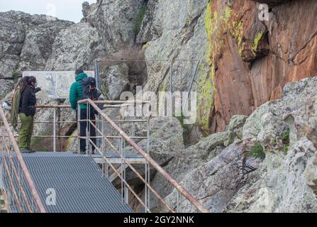 I visitatori al rifugio di roccia di San Blas con dipinti preistorici a Sierra de San Pedro. Alburquerque, Badajoz, Extremadura Foto Stock