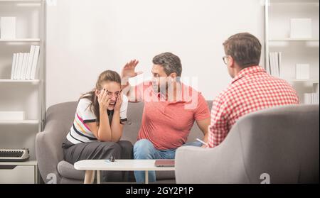 coppia seduta a psicologo risolvere il problema di aggressione, famiglia Foto Stock