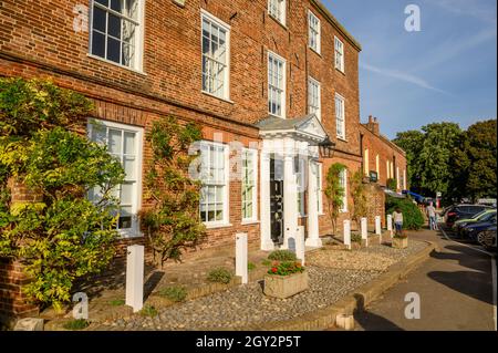 Fronte di una grande casa d'epoca in mattoni rossi a Burnham Market, Norfolk, Inghilterra. Foto Stock