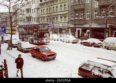 Pichelsdorfer Strasse, Berlino nella neve nel 1986 Foto Stock