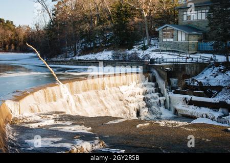 Splendida vista sulla gola di Fall Creek a Ithaca, NY in inverno Foto Stock