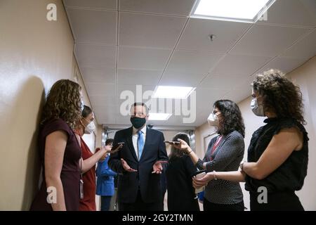 Washington, Stati Uniti. 06 ottobre 2021. Il senatore Chris Murphy (D-CT) parla ai membri della stampa mentre camminano attraverso la metropolitana del Senato al piano del Senato per votare al Campidoglio degli Stati Uniti a Washington, DC mercoledì 6 ottobre 2021. Foto di Sarah Silbiger/UPI Credit: UPI/Alamy Live News Foto Stock