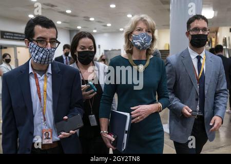 Washington, Stati Uniti. 06 ottobre 2021. Il senatore Lisa Murkowski (R-AK) parla ai membri della stampa mentre camminano attraverso la metropolitana del Senato al Campidoglio degli Stati Uniti a Washington, DC mercoledì 6 ottobre 2021. Foto di Sarah Silbiger/UPI Credit: UPI/Alamy Live News Foto Stock