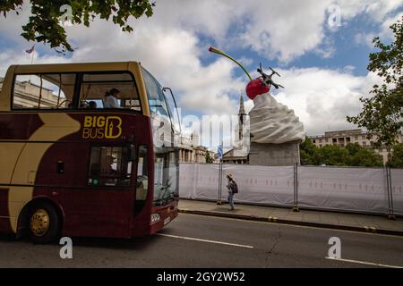 Vista di Trafalgar Square (Londra, Inghilterra) dal raccordo anulare verso la National Gallery e mostra l'arte contemporanea sul quarto plinto Foto Stock