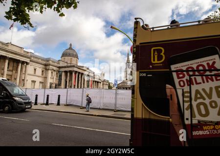 Vista di Trafalgar Square (Londra, Inghilterra) dal raccordo anulare verso la National Gallery e mostra l'arte contemporanea sul quarto plinto Foto Stock