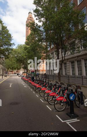 Pista ciclabile che porta alla cattedrale di Westminster, Londra, Inghilterra Foto Stock