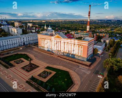 Sera primavera centro Kursk paesaggio urbano al tramonto, vista aerea. Foto Stock