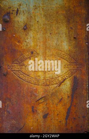 Fondo in metallo antico arrugginito con vecchio simbolo in rilievo Foto Stock