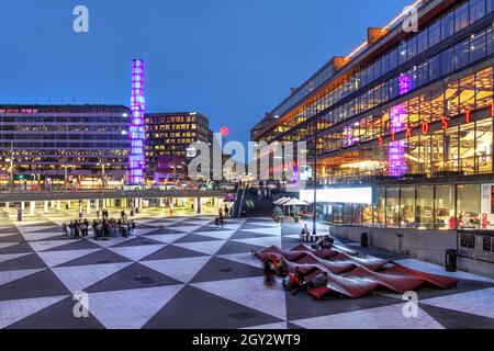 Scena notturna a Sergels Torg (Piazza Sergel) nel centro di Stoccolma, Svezia. Sulla sinistra si trova la Casa della Cultura, mentre la piazza affondata è Foto Stock