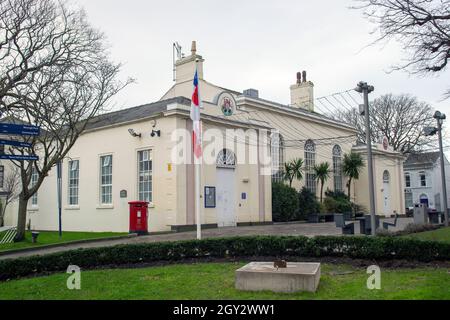 Il vecchio tribunale di Ramsey e la stazione di polizia nell'isola di Man, ora utilizzati come spazio comunitario e centro città per eventi Foto Stock