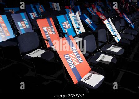 06/10/2021. Manchester, Regno Unito. Cartelli sulle sedie nell’auditorium per il discorso del primo Ministro britannico Boris Johnson alla Conferenza annuale del partito conservatore a Manchester, in Gran Bretagna, il 06 ottobre 2021. Foto di Ray Tang. Foto Stock