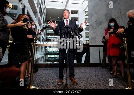 Washington, Stati Uniti. 06 ottobre 2021. Il senatore statunitense Joe Manchin (D-WV) parla a una conferenza stampa. Credit: SOPA Images Limited/Alamy Live News Foto Stock