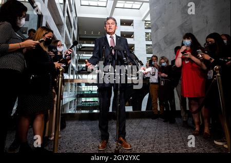 Washington, Stati Uniti. 06 ottobre 2021. Il senatore statunitense Joe Manchin (D-WV) parla a una conferenza stampa. Credit: SOPA Images Limited/Alamy Live News Foto Stock