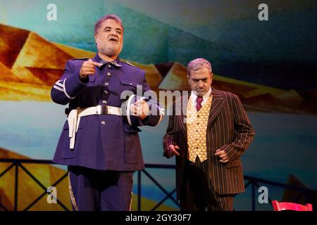 Madrid, Spagna. 06 ottobre 2021. Gli attori sono visti durante lo spettacolo dell'opera 'Los gavilanes' al Teatro de la Zarzuela di Madrid. Credit: SOPA Images Limited/Alamy Live News Foto Stock