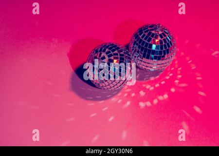 Specchio da discoteca palle su sfondo rosa. Festa, concetto di vita notturna Foto Stock