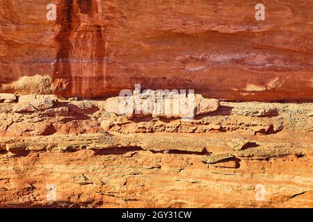 Parete di dettaglio di roccia rossa in strutture umane desertiche di tempi antichi Foto Stock