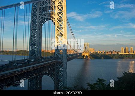 Vista del George Washington Bridge dal Fort Lee Historic Park in un pomeriggio soleggiato -15 Foto Stock