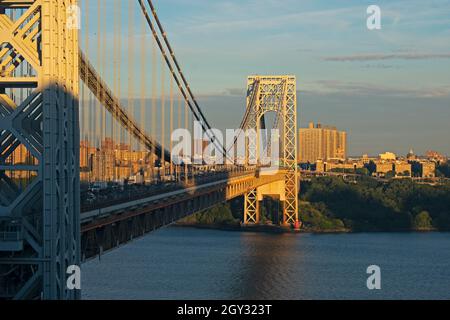 Vista del George Washington Bridge dal Fort Lee Historic Park in un pomeriggio soleggiato -16 Foto Stock