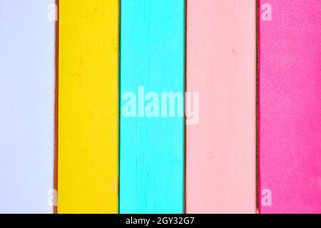 Tavole di legno arcobaleno colorate dall'alto Foto Stock