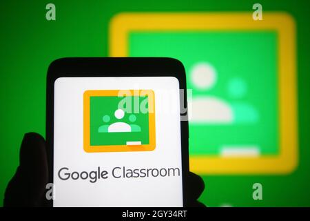 Ucraina. 06 ottobre 2021. In questa illustrazione di foto, sullo smartphone viene visualizzato il logo di Google Classroom. (Foto di Pavlo Gonchar/SOPA Images/Sipa USA) Credit: Sipa USA/Alamy Live News Foto Stock