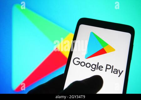 Ucraina. 06 ottobre 2021. In questa immagine è visualizzato un logo Google Play Store su uno smartphone. (Foto di Pavlo Gonchar/SOPA Images/Sipa USA) Credit: Sipa USA/Alamy Live News Foto Stock