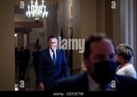 Washington, Vereinigte Staaten. 06 ottobre 2021. Il senatore degli Stati Uniti Mitt Romney (repubblicano dello Utah) si reca alla Camera del Senato durante un voto al Campidoglio degli Stati Uniti a Washington, DC, mercoledì 6 ottobre 2021. Credit: Rod Lammey/CNP/dpa/Alamy Live News Foto Stock