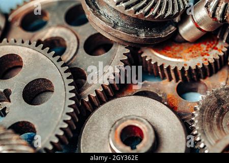 Primo piano di vecchie parti di auto arrugginite su sfondo scuro Foto Stock