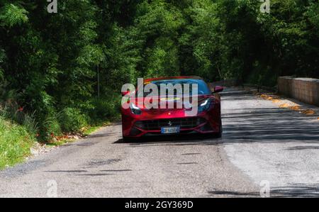 GOLA DEL FURLO, ITALIA - 21 lug 2017: Una Ferrari rossa che guida per le strade d'Italia Foto Stock