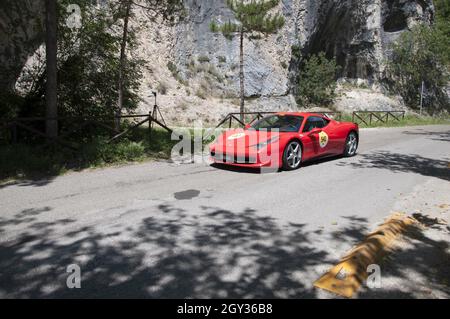 GOLA DEL FURLO, ITALIA - 21 lug 2017: Una Ferrari rossa che guida per le strade d'Italia Foto Stock