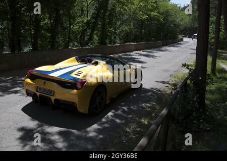 GOLA DEL FURLO, ITALIA - 21 lug 2017: Una Ferrari gialla che guida per le strade d'Italia Foto Stock