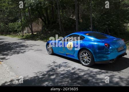 GOLA DEL FURLO, ITALIA - 25 maggio 2017: Una Ferrari blu che guida per le strade d'Italia Foto Stock