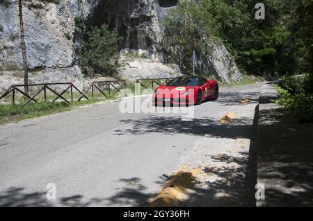 GOLA DEL FURLO, ITALIA - 25 maggio 2017: Una Ferrari rossa che guida per le strade d'Italia Foto Stock