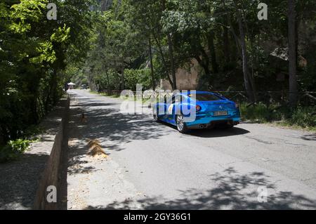 GOLA DEL FURLO, ITALIA - 25 maggio 2017: Una Ferrari blu che guida per le strade d'Italia Foto Stock