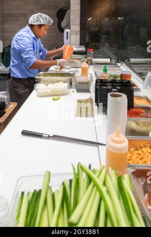 Detroit, Michigan - un uomo che fa sushi al Rivertown Market, un supermercato di piccole dimensioni gestito dalla catena Meijer nel centro di Detroit. Il negozio è Foto Stock