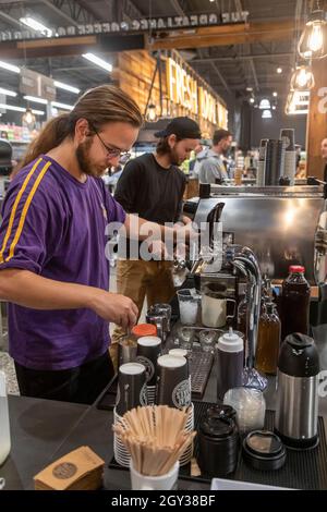 Detroit, Michigan - il bar Great Lakes Coffee al Rivertown Market, un supermercato di piccole dimensioni gestito dalla catena Meijer nel centro di Detroit. Il Foto Stock