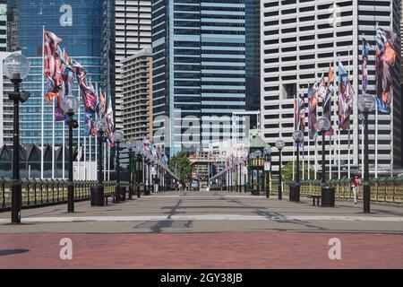 Sydney, Australia. Mercoledì, 6th ottobre 2021. Il quartiere centrale degli affari di Sydney è ancora molto tranquillo, mentre Sydney si prepara a riaprire lunedì 11th ottobre. Oggi il NSW ha raggiunto un obiettivo di vaccinazione a doppia dose del 70%. Passaggio pedonale, Pyrmont Bridge, Darling Harbour. Credit: Paul Lovelace/Alamy Live News Foto Stock