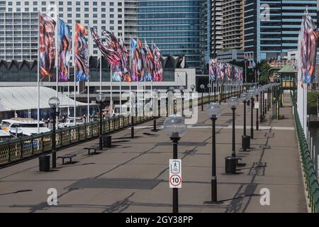 Sydney, Australia. Mercoledì, 6th ottobre 2021. Il quartiere centrale degli affari di Sydney è ancora molto tranquillo, mentre Sydney si prepara a riaprire lunedì 11th ottobre. Oggi il NSW ha raggiunto un obiettivo di vaccinazione a doppia dose del 70%. Passaggio pedonale, Pyrmont Bridge, Darling Harbour. Credit: Paul Lovelace/Alamy Live News Foto Stock