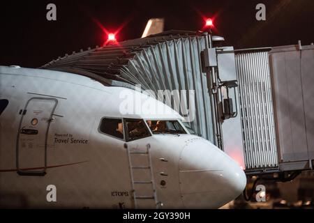 07 ottobre 2021, Hessen, Francoforte sul meno: Un aereo charter si trova in posizione presso l'aeroporto di Francoforte. In un'azione inizialmente tenuta segreta, il governo tedesco, in collaborazione con l'esercito statunitense, aveva preso un totale di otto sostenitori tedeschi della milizia terrorista "Stato islamico" (IS) e i loro 23 bambini da un campo di detenzione in Siria nell'ambito di un'operazione umanitaria. Le donne sono state portate in Germania via Kuwait su un aereo charter, dove quasi tutte sono state immediatamente tenute in custodia. Foto: Boris Roessler/dpa Foto Stock