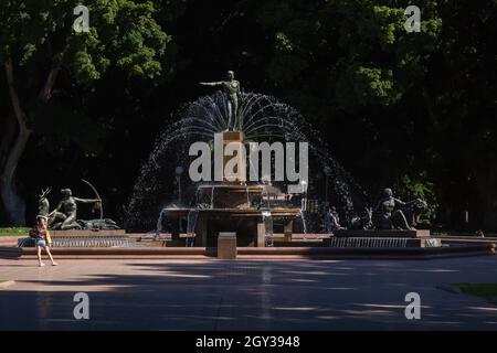 Sydney, Australia. Mercoledì, 6 ottobre, 2021. Il quartiere centrale degli affari di Sydney è ancora molto tranquillo, mentre Sydney si prepara a riaprire lunedì 11 ottobre. Oggi il NSW ha raggiunto il 70% del target di vaccinazione a doppia dose. Fontana di Archibald, Hyde Park. Credit: Paul Lovelace/Alamy Live News Foto Stock