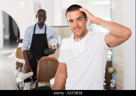 Uomo soddisfatto al parrucchiere Foto Stock