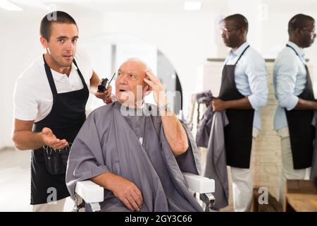 Cliente anziano insoddisfatto di haircut Foto Stock