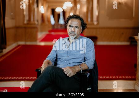 SARAJEVO, BOSNIA-ERZEGOVINA - 15 agosto 2019: Un famoso regista messicano Alejandro Gonzalez Inarritu che dà un'intervista Foto Stock