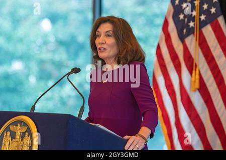 NEW YORK, NY - 06 OTTOBRE: Il governatore dello stato di New York Kathy Hochul annuncia un aumento dei fondi per misure volte a combattere i crimini di odio in una conferenza stampa al Museo del patrimonio ebraico il 06 ottobre 2021 a New York City. Credit: Ron Adar/Alamy Live News Foto Stock