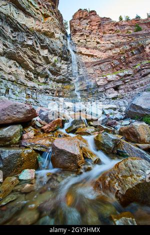 Incredibile cascata su alte scogliere in valle con piccole cascate in primo piano Foto Stock