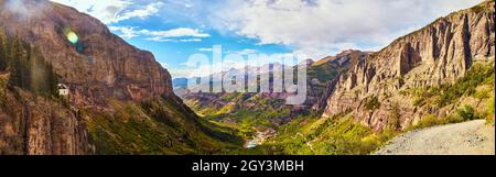 Panorama della vasta valle tra le montagne circondato da scogliere rocciose verticali Foto Stock