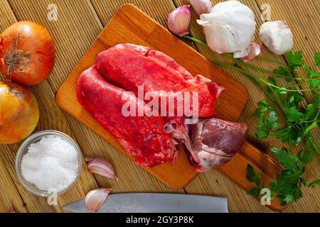 Cuore e polmoni di agnello crudo Foto Stock