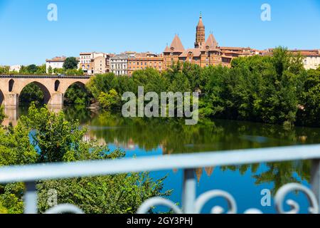 Montauban con ponte e fiume Tarn nel Tarn-et-Garonne Foto Stock