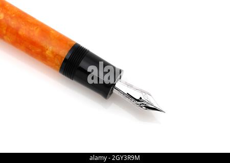 splendidi dettagli di una penna stilografica isolata su sfondo bianco Foto Stock