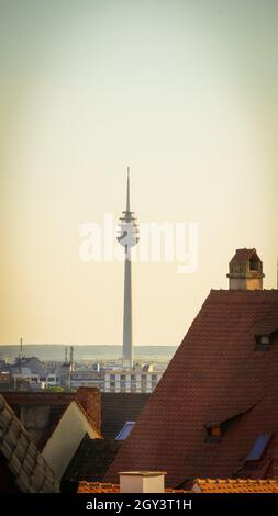 Colpo verticale della torre delle telecomunicazioni di Norimberga la sera in Germania Foto Stock